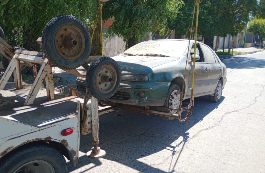 Secuestran un auto abandonado en la vía  pública y motos con caños de escape deficiente | FM Avenida