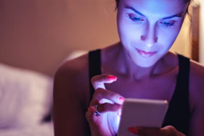 Si viviste en EE.UU. esto te interesa: se descubrió que criminales usan identidades de ex inmigrantes en California para registrar empresas falsas | FM Avenida