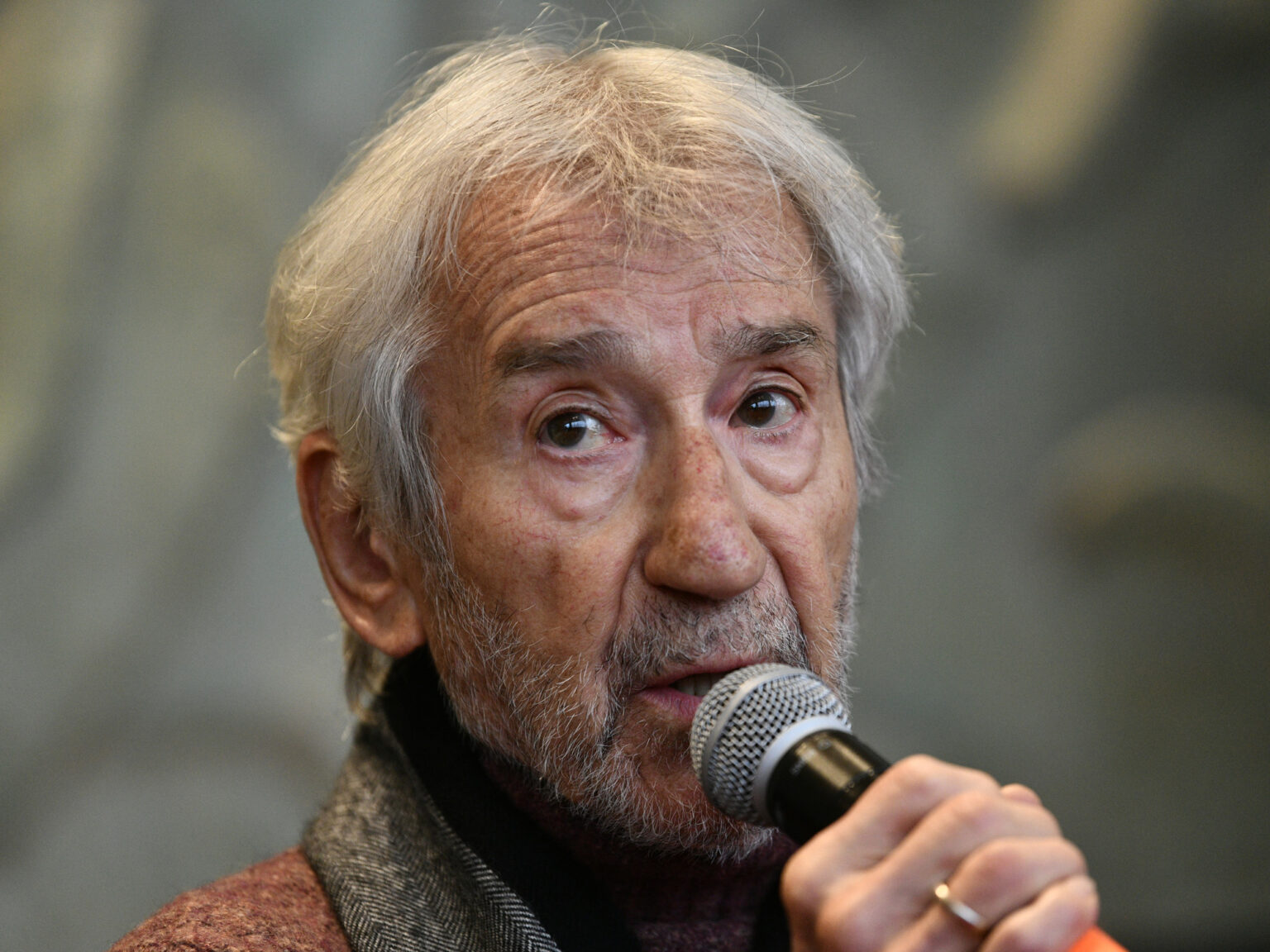 Sin autotune y con la elegancia de Shakespeare: el prestigioso actor José Sacristán sorprendió al recitar "Tití me preguntó" de Bad Bunny y demostró que hasta el reggaetón puede ser pura poesía si se dice con la verdad | FM Avenida