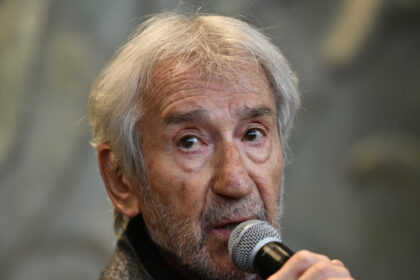 Sin autotune y con la elegancia de Shakespeare: el prestigioso actor José Sacristán sorprendió al recitar "Tití me preguntó" de Bad Bunny y demostró que hasta el reggaetón puede ser pura poesía si se dice con la verdad | FM Avenida