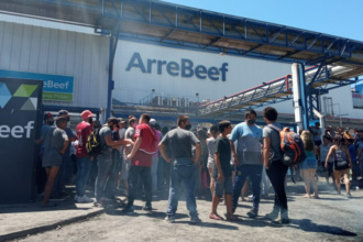Suspenden a 400 trabajadores tercerizados del frigorífico ArreBeef en Pérez Millán | FM Avenida