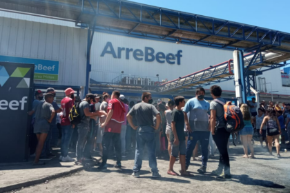 Suspenden a 400 trabajadores tercerizados del frigorífico ArreBeef en Pérez Millán | FM Avenida