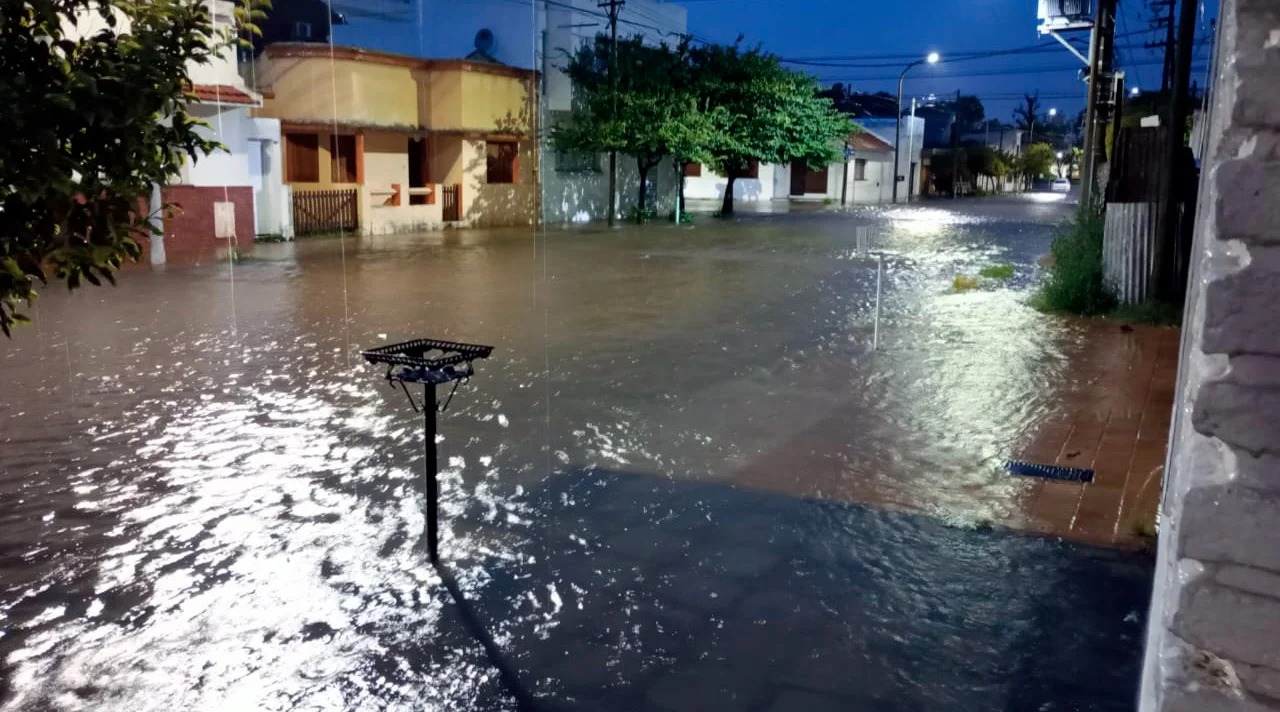 Temporal en Olavarría: barrios inundados, calles anegadas y cortes de tránsito por lluvias intensas | FM Avenida