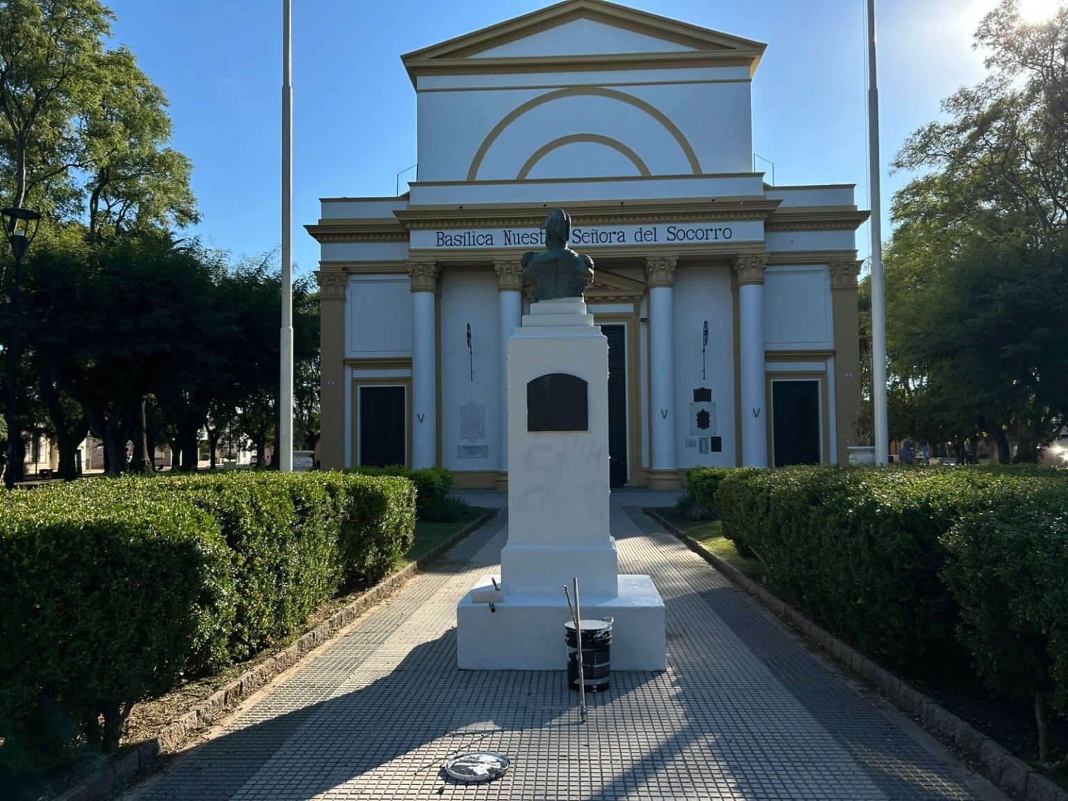 Tras el hecho de vandalismo, pintaron el monumento de San Martín en plaza Constitución | FM Avenida