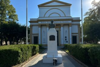 Tras el hecho de vandalismo, pintaron el monumento de San Martín en plaza Constitución | FM Avenida