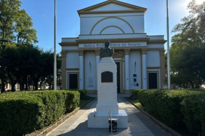 Tras el hecho de vandalismo, pintaron el monumento de San Martín en plaza Constitución | FM Avenida