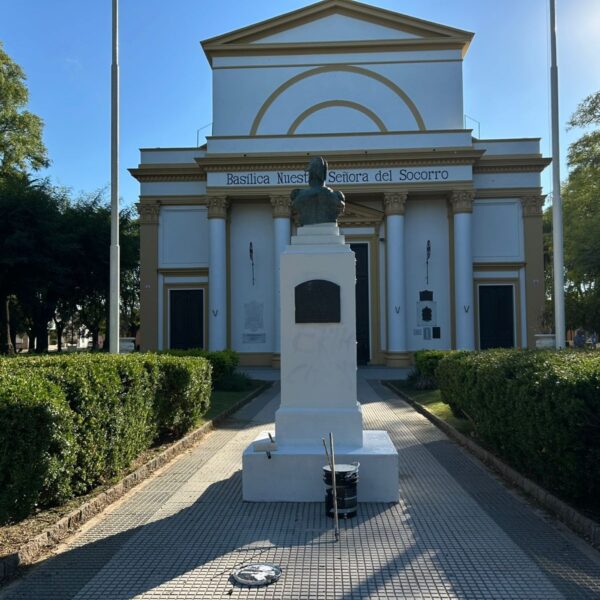 Tras el hecho de vandalismo, pintaron el monumento de San Martín en plaza Constitución | FM Avenida