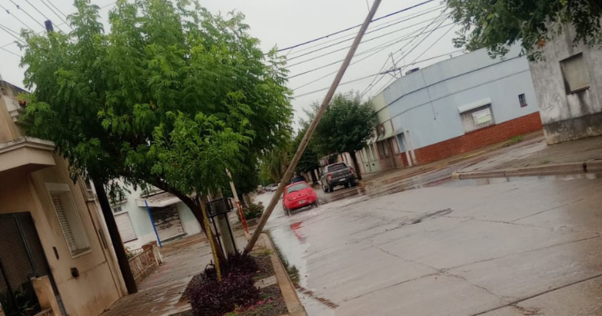 Tras el temporal, San Pedro registró caída de postes pero sin consecuencias graves en las localidades | FM Avenida