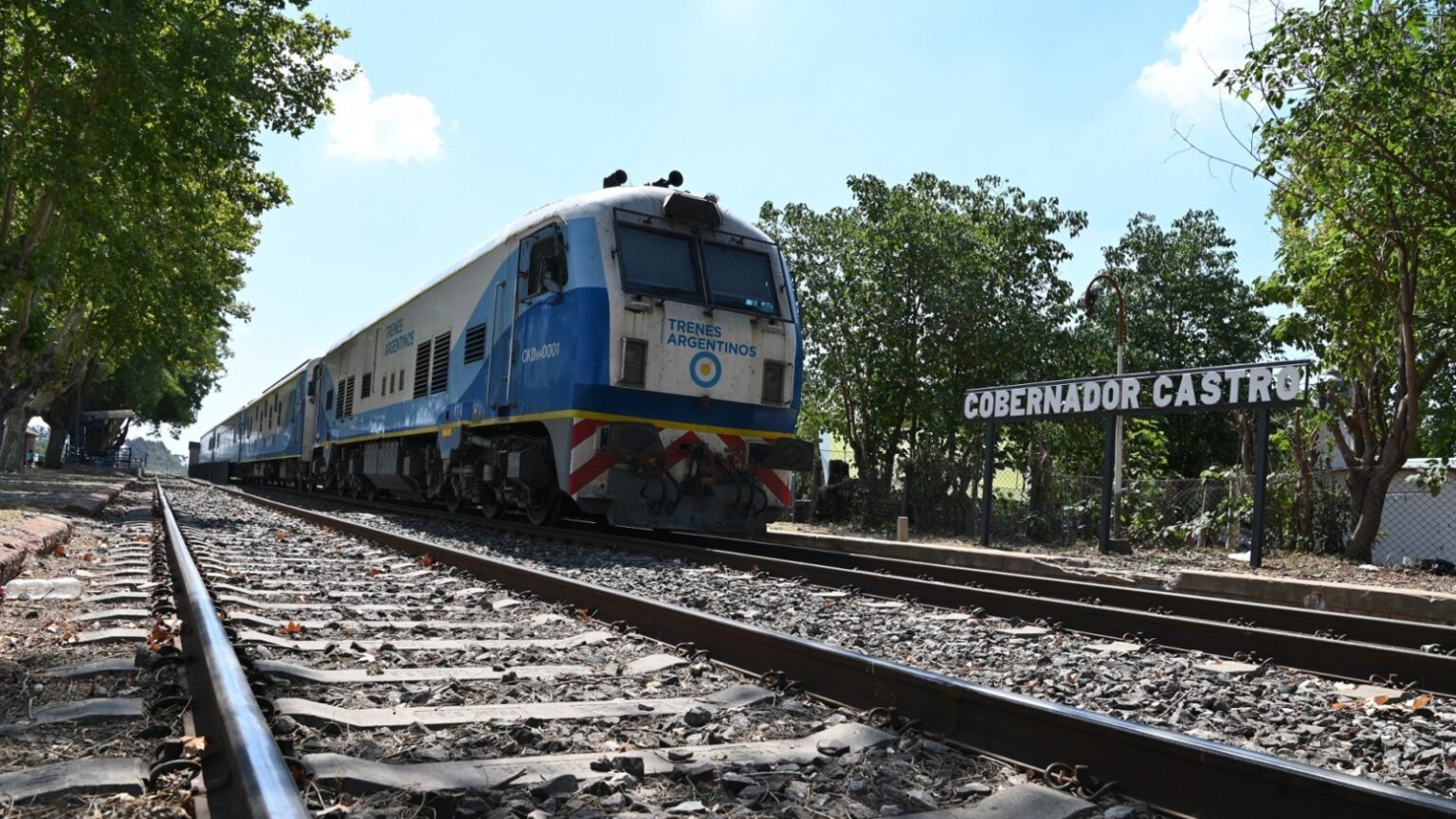Tren varado, locomotoras rotas y 13 horas arriba del convoy que pasó por San Pedro | FM Avenida