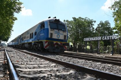Tren varado, locomotoras rotas y 13 horas arriba del convoy que pasó por San Pedro | FM Avenida