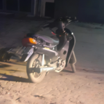 Tres jóvenes mujeres cayeron de una moto | FM Avenida