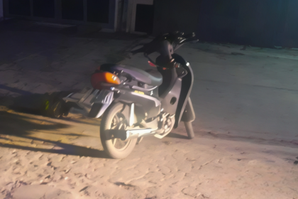 Tres jóvenes mujeres cayeron de una moto | FM Avenida