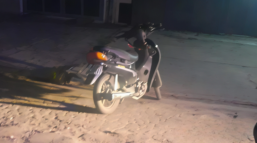 Tres jóvenes mujeres cayeron de una moto | FM Avenida