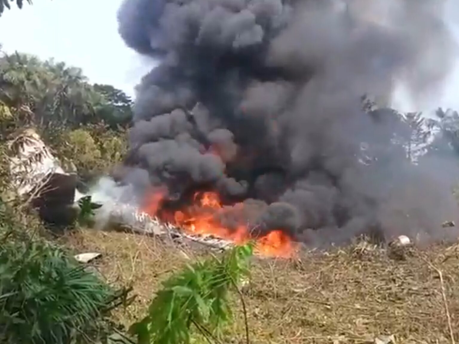 Un avión de la fuerza aérea de Colombia se estrelló tras despegar: afirman que iban más de 100 militares a bordo | FM Avenida