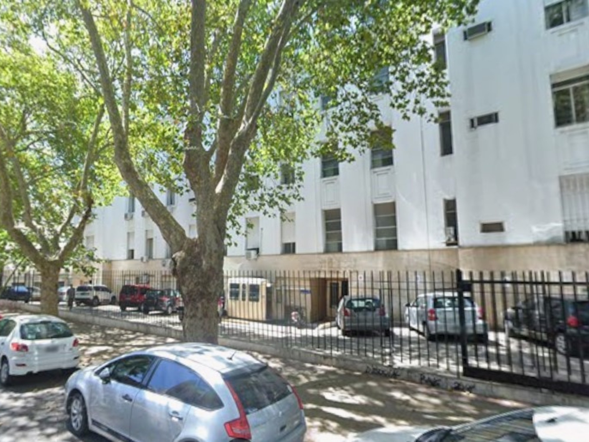 Un detenido acusado por violación se tiró de un tercer piso en los tribunales de La Plata | FM Avenida