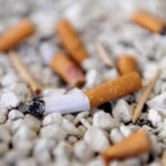 Un estudio demuestra que las colillas de cigarrillo dominan la basura mundial: "Son pequeñas bombas químicas que luego regresan en la cadena alimentaria de los humanos" | FM Avenida