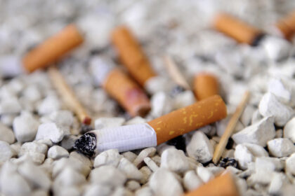 Un estudio demuestra que las colillas de cigarrillo dominan la basura mundial: "Son pequeñas bombas químicas que luego regresan en la cadena alimentaria de los humanos" | FM Avenida