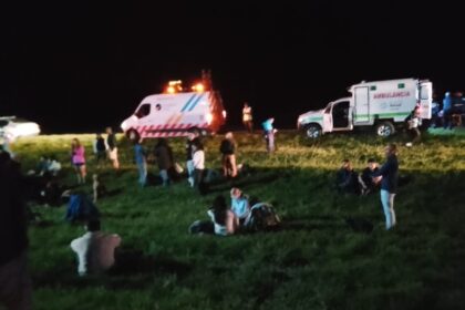 Un micro de larga distancia volcó en la Ruta 9 y hay decenas de heridos | FM Avenida