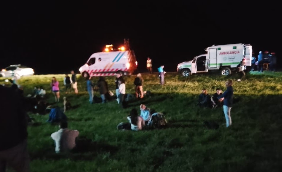 Un micro de larga distancia volcó en la Ruta 9 y hay decenas de heridos | FM Avenida