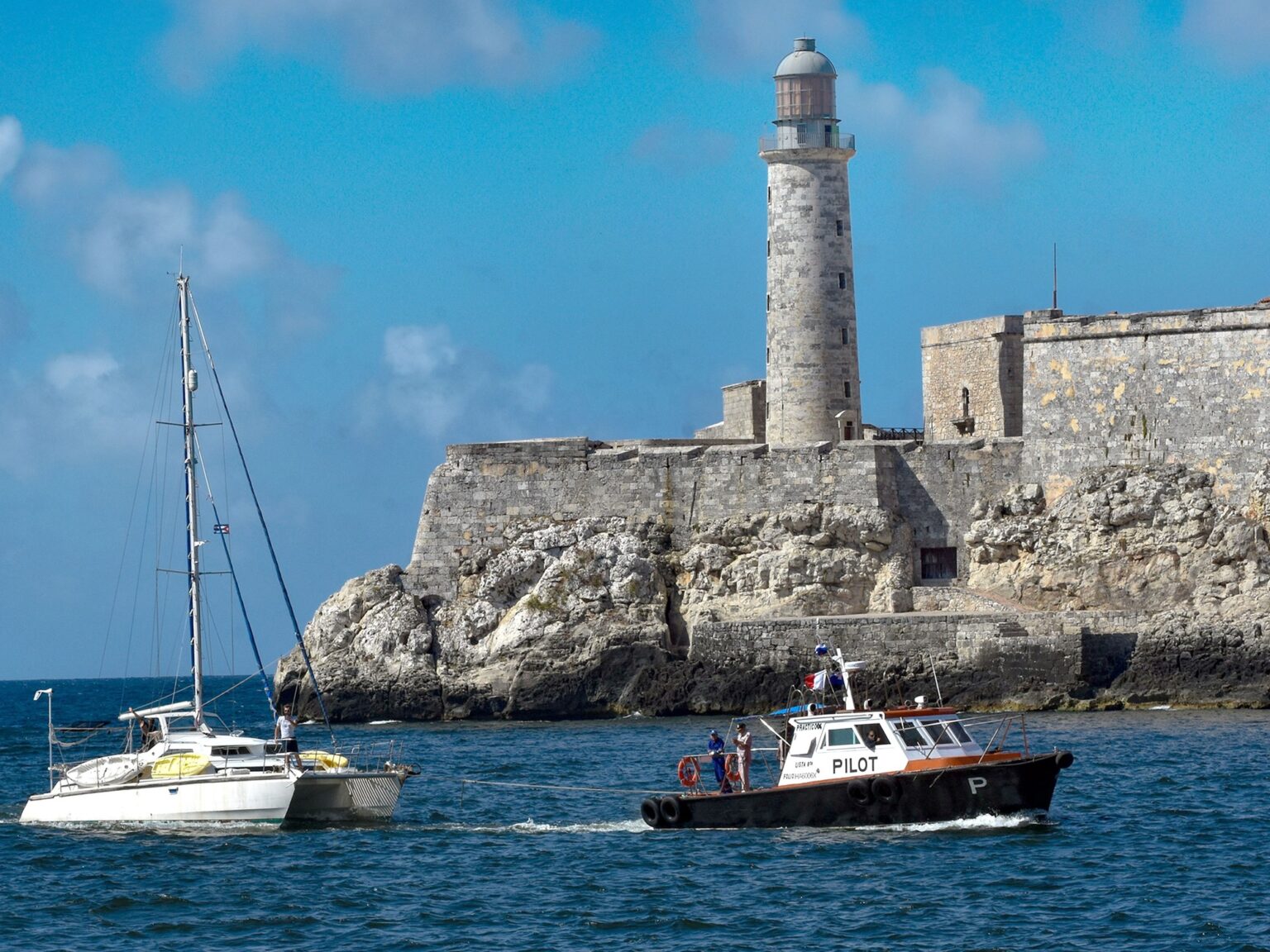 Un petrolero ruso sancionado por Estados Unidos llegará el martes a Cuba y el gobierno debe definir quién tiene prioridad para usar el crudo | FM Avenida