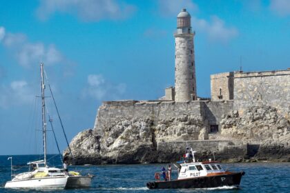 Un petrolero ruso sancionado por Estados Unidos llegará el martes a Cuba y el gobierno debe definir quién tiene prioridad para usar el crudo | FM Avenida