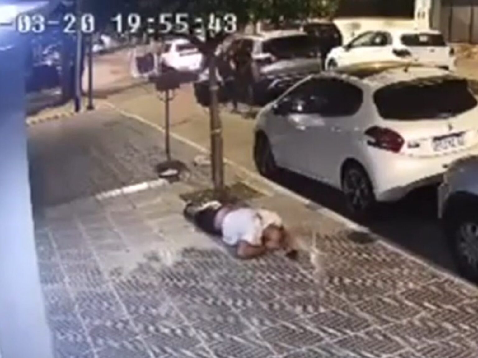 Un policía disparó al menos 10 veces para evitar que dos ladrones le robaran el auto | FM Avenida