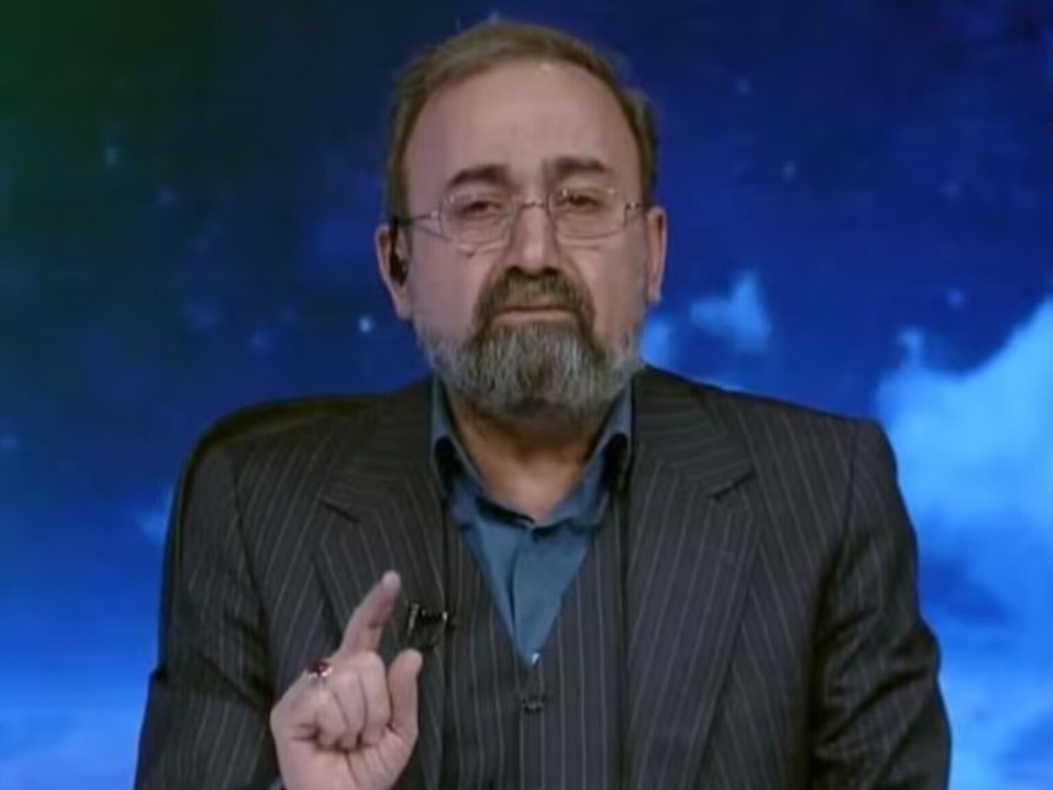 Un presentador de la televisión estatal iraní se quebró al anunciar la muerte de Ali Khamenei: "El dulce y puro trago del martirio" | FM Avenida