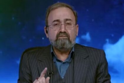 Un presentador de la televisión estatal iraní se quebró al anunciar la muerte de Ali Khamenei: "El dulce y puro trago del martirio" | FM Avenida