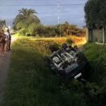 Una camioneta cayó al zanjón de calle Caseros y el conductor resultó ileso | FM Avenida