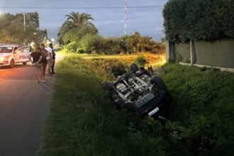 Una camioneta cayó al zanjón de calle Caseros y el conductor resultó ileso | FM Avenida