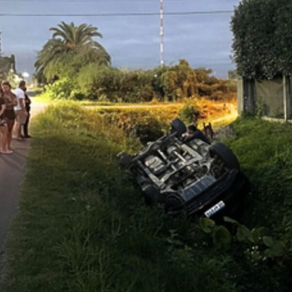 Una camioneta cayó al zanjón de calle Caseros y el conductor resultó ileso | FM Avenida