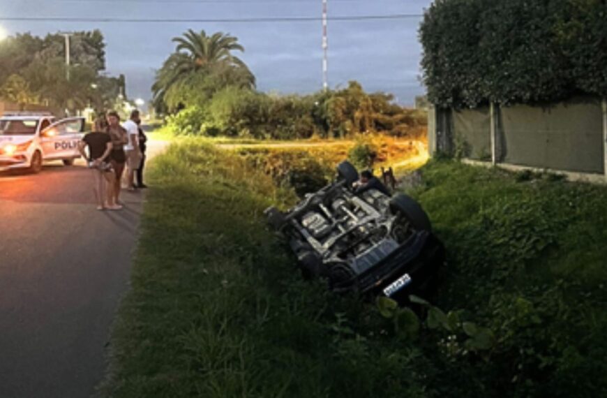 Una camioneta cayó al zanjón de calle Caseros y el conductor resultó ileso | FM Avenida