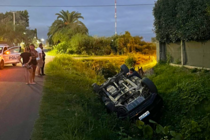 Una camioneta despistó y volcó en un zanjón | FM Avenida
