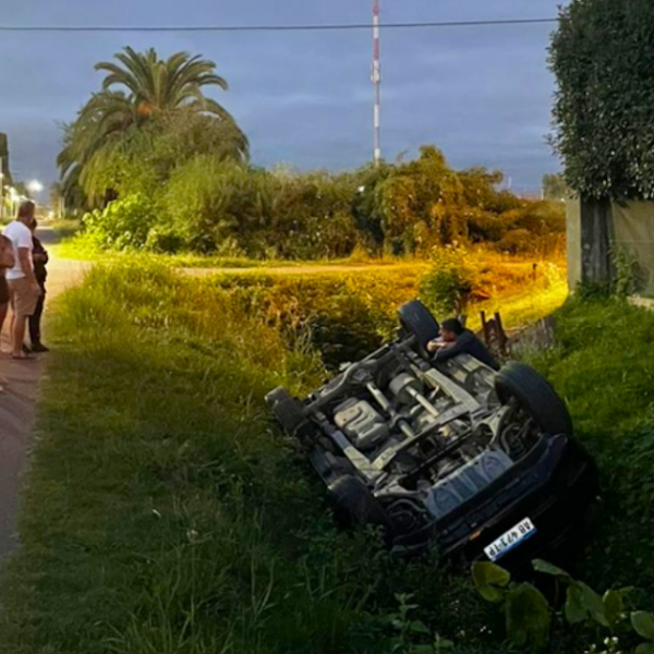Una camioneta despistó y volcó en un zanjón | FM Avenida