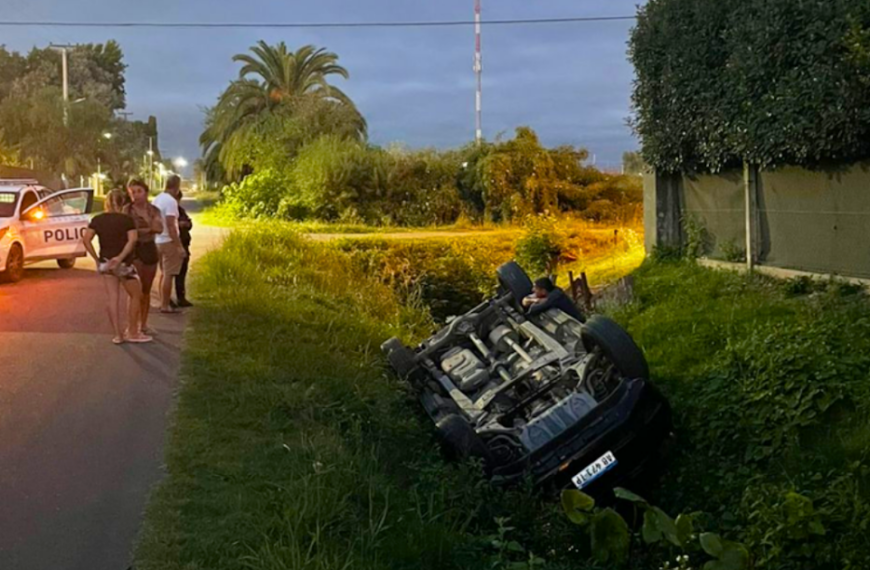 Una camioneta despistó y volcó en un zanjón | FM Avenida