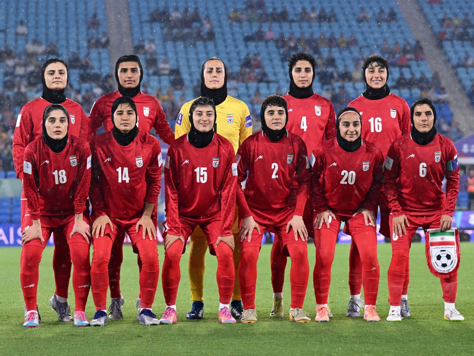 Una futbolista de la selección femenina de Irán que aceptó asilo en Australia decidió regresar a su país | FM Avenida