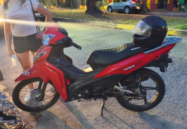 Una joven resultó herida tras un choque entre una moto y una bicicleta | FM Avenida