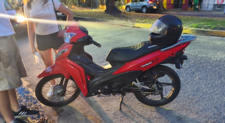 Una joven resultó herida tras un choque entre una moto y una bicicleta | FM Avenida