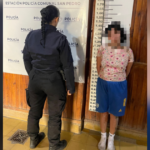 Una mujer aprehendida tras golpear a su pareja y arrojar piedras a la policía | FM Avenida