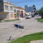 Una mujer resultó herida tras un choque entre una moto y una camioneta | FM Avenida