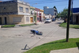Una mujer resultó herida tras un choque entre una moto y una camioneta | FM Avenida