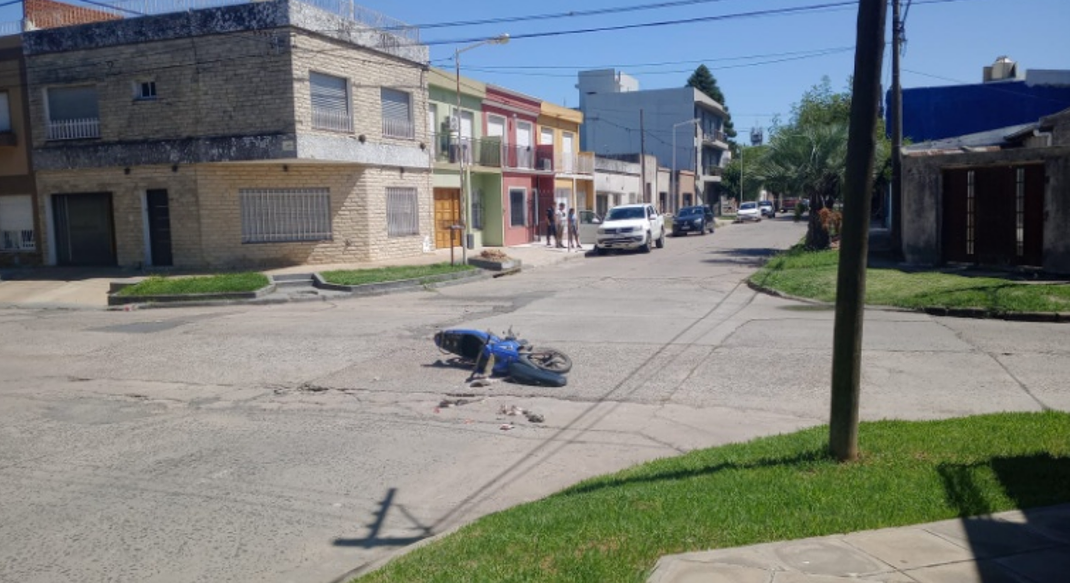 Una mujer resultó herida tras un choque entre una moto y una camioneta | FM Avenida