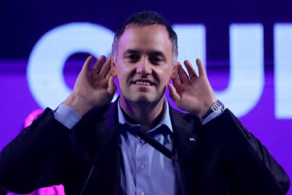 Una nueva encuesta confirma el impacto del escándalo Adorni: 20 puntos de caída en tres meses | FM Avenida