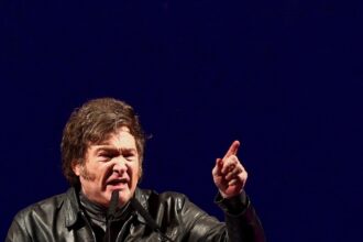 Una nueva encuesta confirma una caída en la imagen de Milei y trae dos datos clave para 2027 | FM Avenida