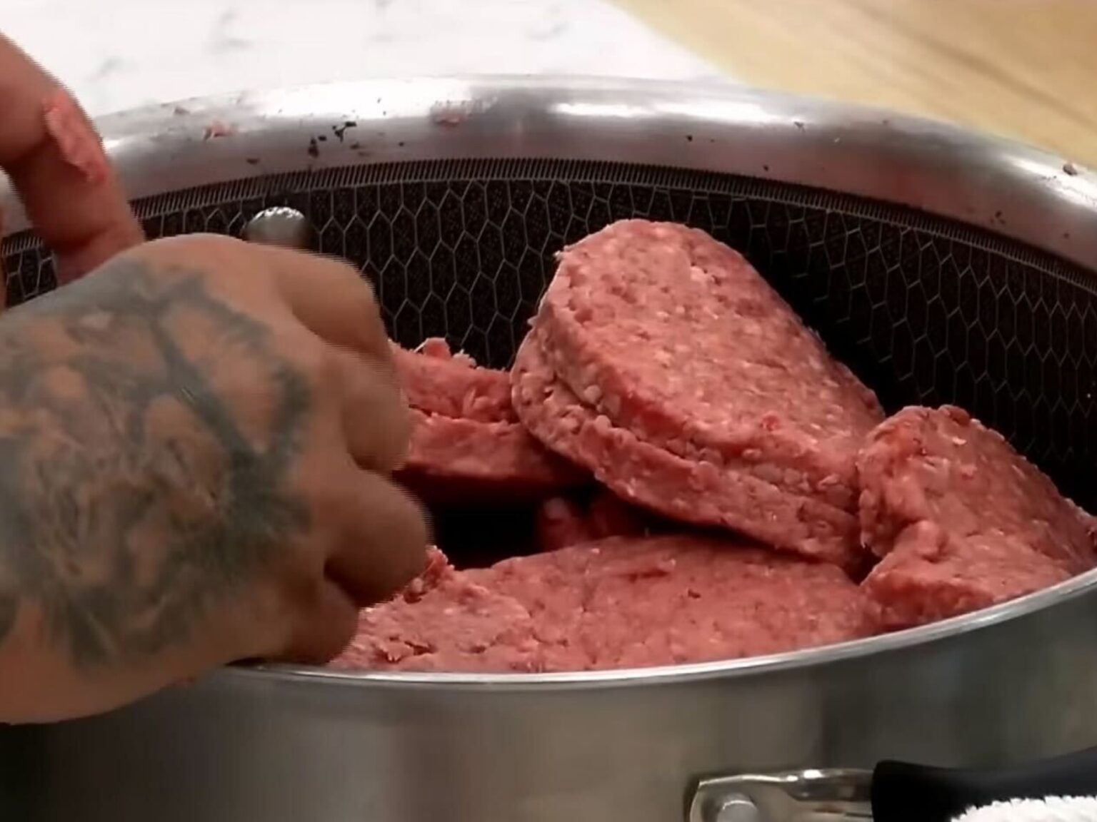 Una participante de Gran Hermano intoxicó a sus compañeros con una insólita preparación: "Bromatológicamente estaba todo mal" | FM Avenida