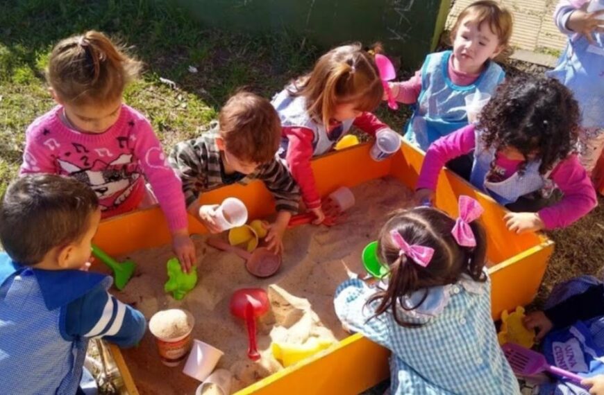 Universalización del nivel inicial: Kicillof firmó el decreto para garantizar vacantes a niños de 3 años en toda la Provincia | FM Avenida