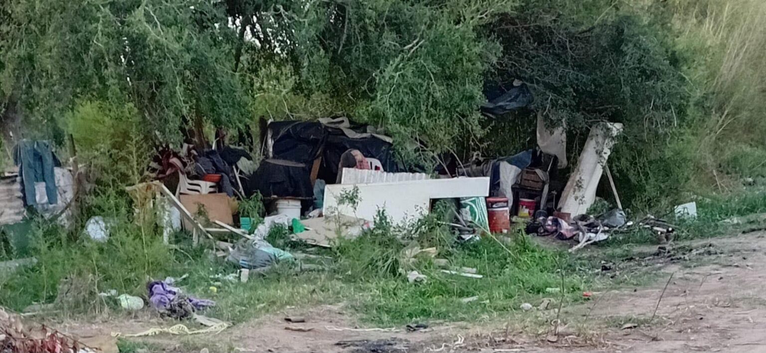 Vecino de Río Tala en situación de calle se instaló en la vía pública en Baradero: "No me voy a ir" | FM Avenida