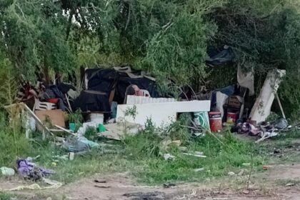 Vecino de Río Tala en situación de calle se instaló en la vía pública en Baradero: "No me voy a ir" | FM Avenida