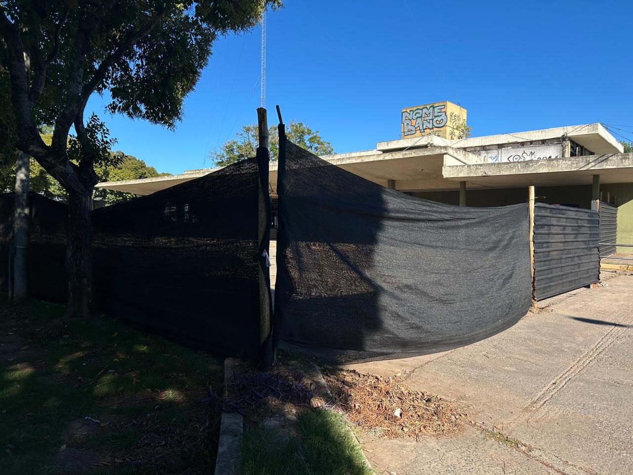 Vieja Terminal de Ómnibus: cerraron los accesos al edificio y dispusieron un sereno | FM Avenida