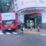Violento choque en Constitución: un colectivo se subió a la vereda y un patrullero quedó incrustado en una pizzería | FM Avenida